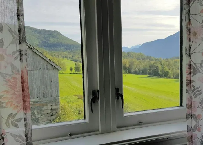 Heggjabygda Gjestegard - Historisk Tommerhus I Landlige Omgivelser Nordfjordeid