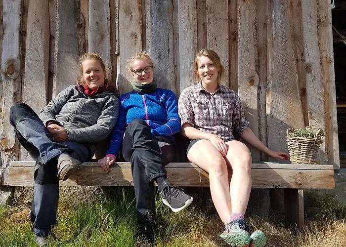 Heggjabygda Gjestegard - Historisk Tommerhus I Landlige Omgivelser Nordfjordeid