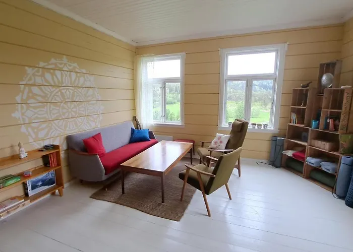 Lantgård Heggjabygda Gjestegard - Historisk Tommerhus I Landlige Omgivelser Nordfjordeid