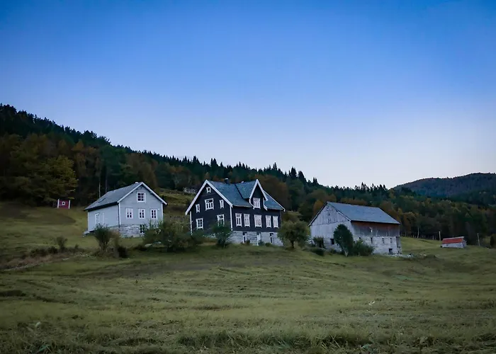 Heggjabygda Gjestegard - Historisk Tommerhus I Landlige Omgivelser Nordfjordeid