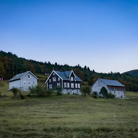 Heggjabygda Gjestegard Utenfor Nordfjordeid - Historisk Tommerhus I Landlige Omgivelser Nordfjordeid